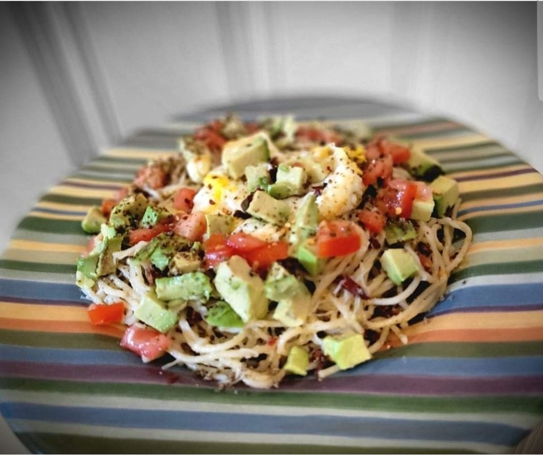 Pasta for breakfast......yup! Spaghetti seasoned with olive oil &amp; Mr. B's Original and Italian cheeses, tomatoes &amp; avocado seasoned with Cilantro Lime (sprinklethisseasonings.com), 2 fried eggs and hot  🌶  flakes. #bonappétit