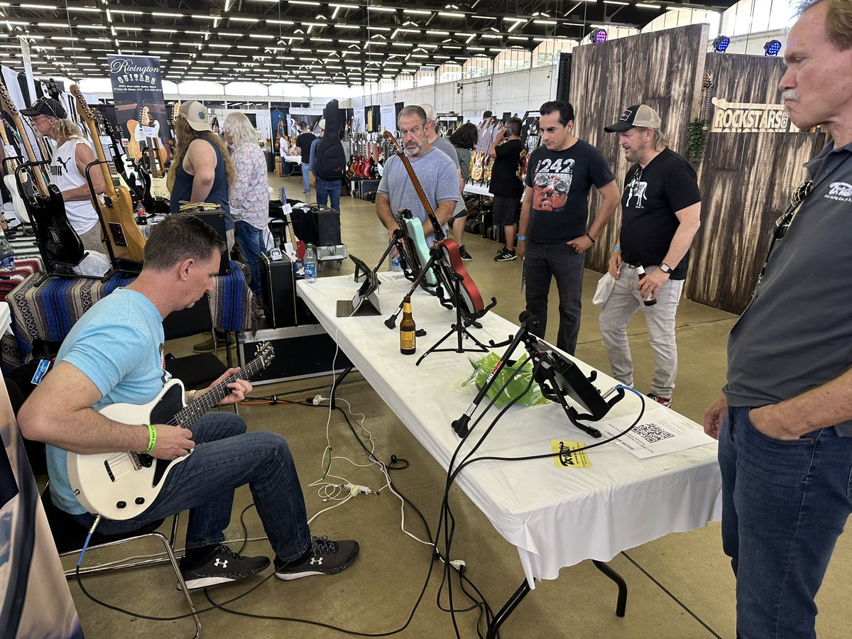 A fun moment from the @dallasguitarfestival ✨🎸 Meeting new friends and demoing the P90 Solo! 

#Music #Guitar #Throwback #Electric #ElectricGuitar #Travel #TravelGuitar #Musician #Tour #TouringArtist #RecordingArtist #FoldingGuitar #Festival #Dallas