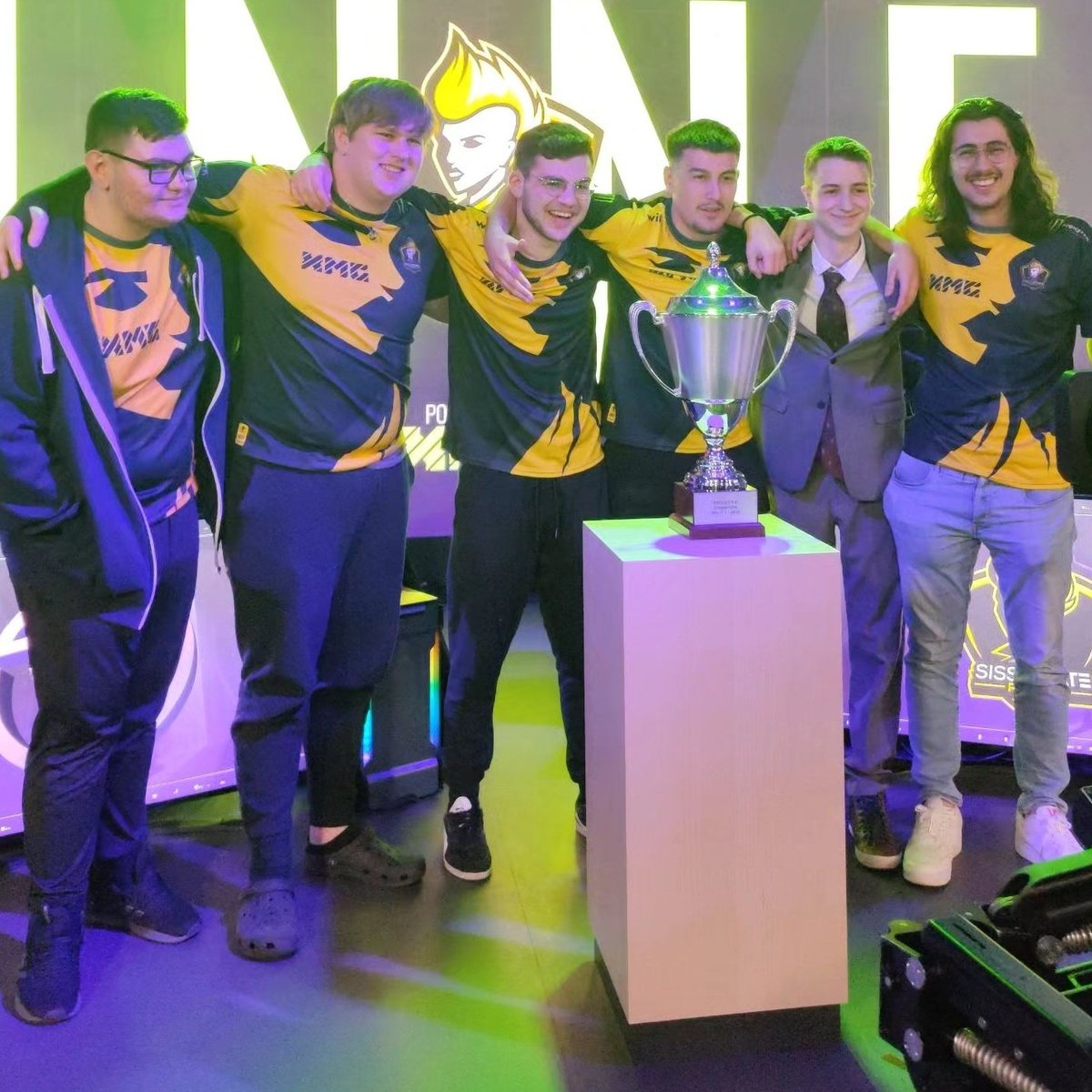 projectvgg's tweet photo. 🔥Was für ein unglaubliches Wochenende🔥

Geile Stimmung, geile Leute, geile Games😎 

Einen herzlichen Glückwunsch nochmal an @SissiStatePunks und @brshVLR für diese starke Leistung💪🏼

Für mehr Eindrücke von den Finals gibt es eine Fotogalerie👇🏼
https://t.co/UgGB2LNVjd https://t.co/1FLfIdA8OL