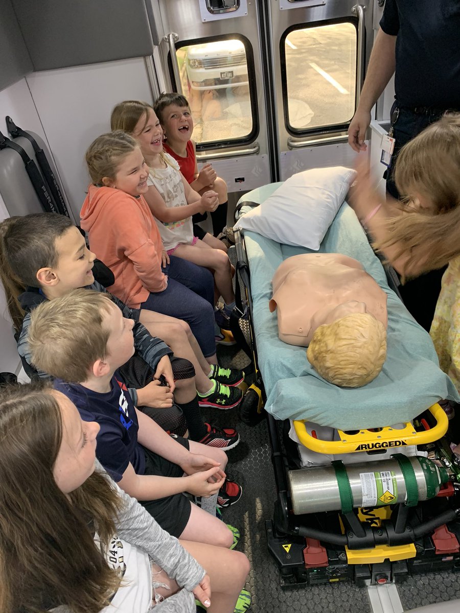 humboldt_elem's tweet photo. Huge thank you to the Humboldt Hospital for hosting a healthcare camp for our 1st and 3rd graders! Students learned about the many services a hospital provides. #GoCats https://t.co/QmYuM7iUUT