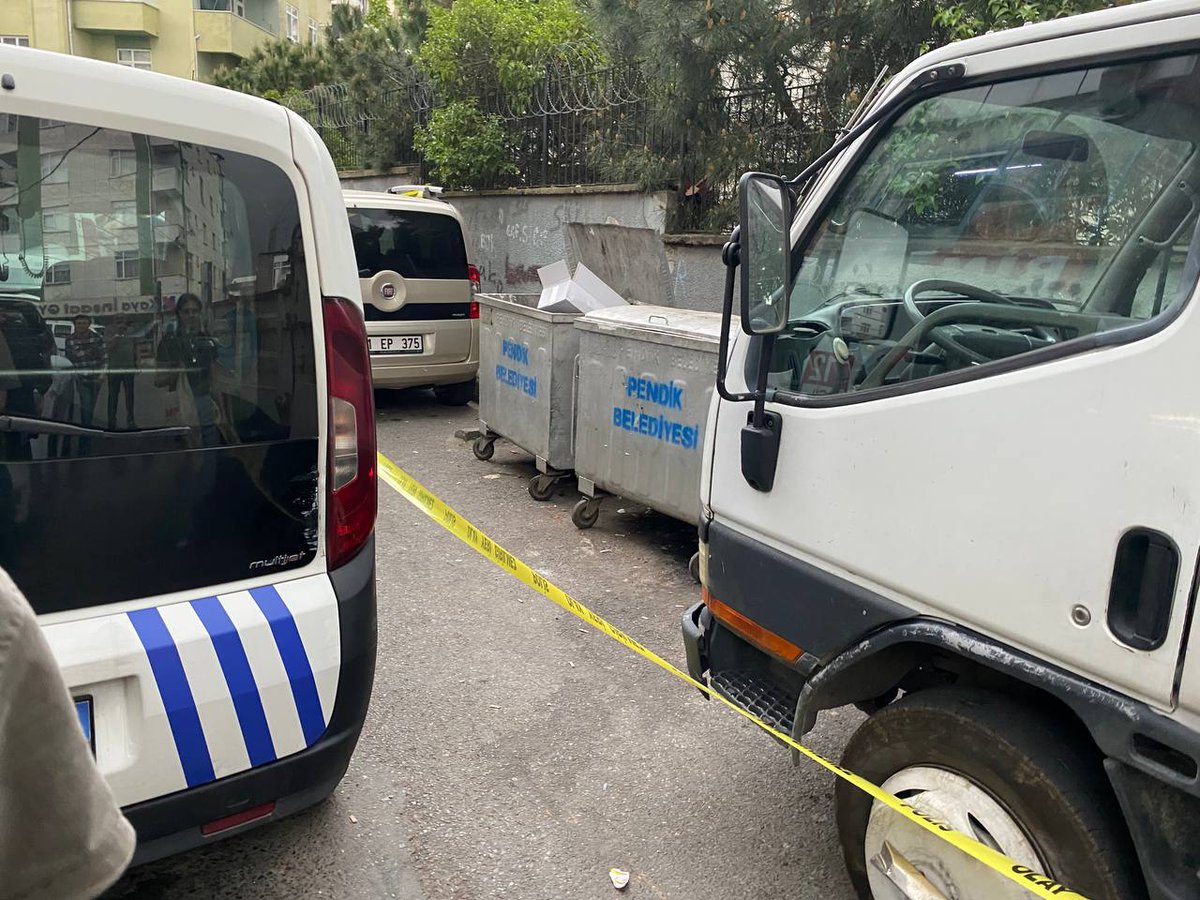 🗳️ #Seçim2023 I İstanbul Pendik’te seçimde oy kullanılan Fatma Gözen Eralp Ortaokulu'nun yanındaki çöp kutusunda çok sayıda yırtılmış kimlik bulundu. 
Polis, çöp kutusunun etrafını şeritle kapattı.

#dokuz8/<a href="/bekirgne2/">Bekir Güneş</a>