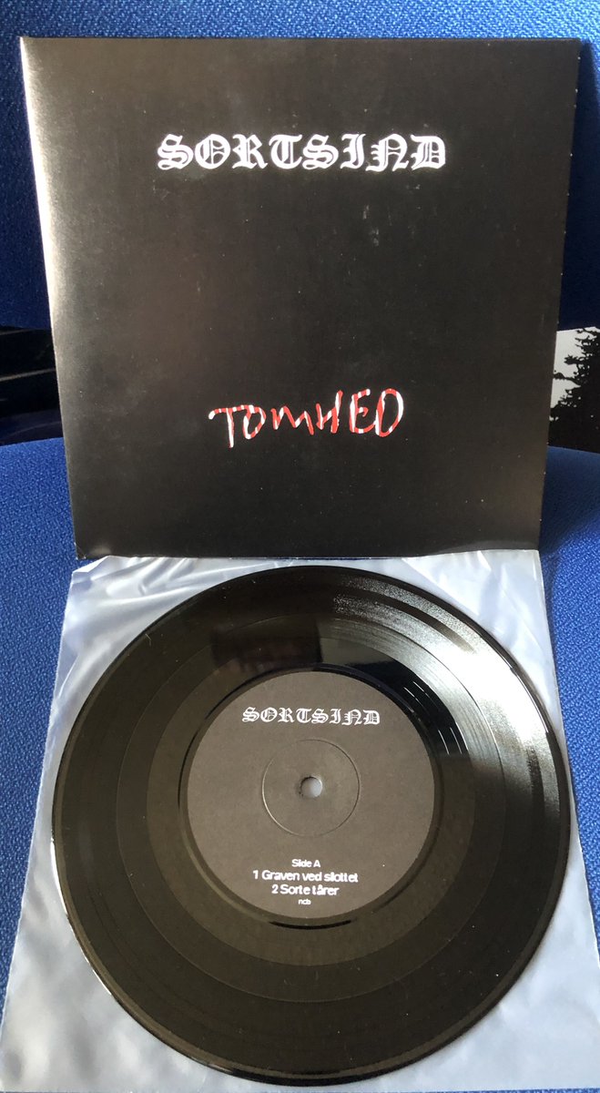 crotako's tweet photo. 2020.04.21に届いたゼロ次元便②
SortsindのEP『Tomhed』
Mgłaの1st『Groza』(19年再発LP盤) https://t.co/H8pDHu0Uzt