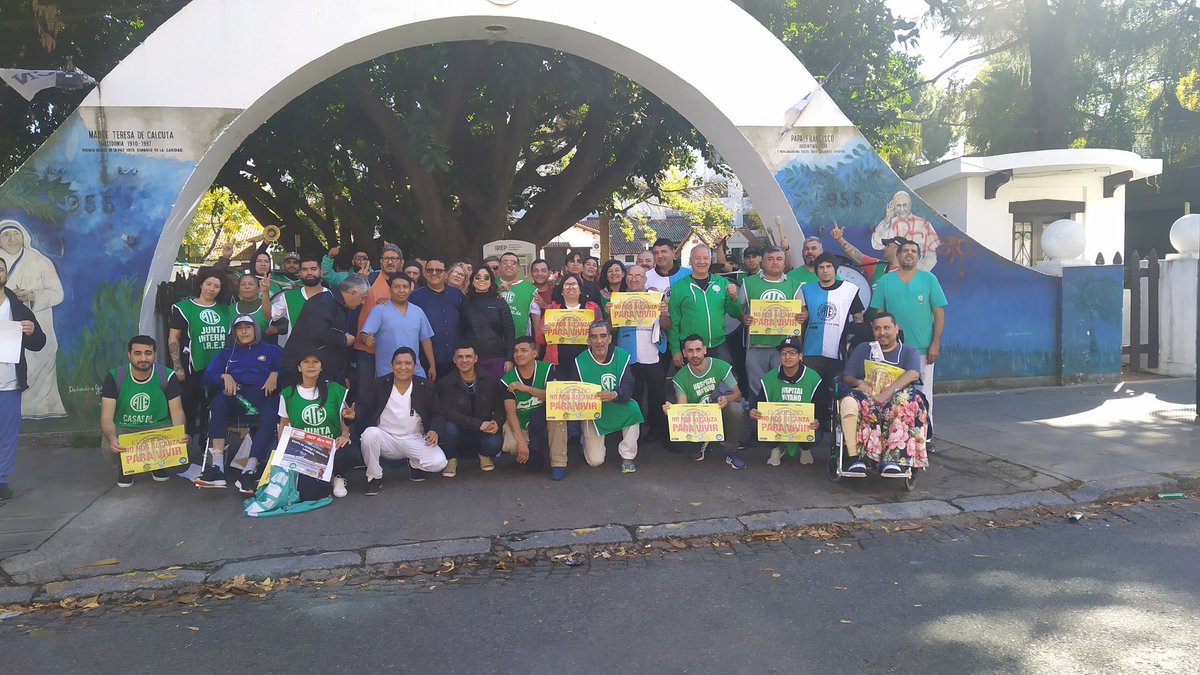 AteGcba's tweet photo. #IREP
Trabajadores del Instituto de rehabilitación psicofisica del GCBA, se manifestaron en contra de las políticas de vaciamiento y desguace del nosocomio porteño, exigen a  @FernanQuirosBA incorporación de personal, habilitación de servicio, equipamiento médico. Via @IrepAte https://t.co/WKLydnx7hD