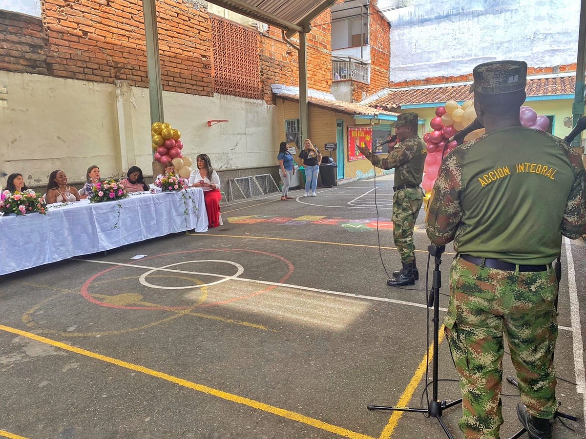 Ejercito_CAAID's tweet photo. #EnImágenes | Los docentes de la Escuela Carlos Obando Velazco en Medellín, #Antioquia, bailaron al son del grupo #Nota7 del @COL_EJERCITO, quienes quisieron dedicar un espacio para celebrar el #DíaDelMaestro.
Gracias por su compromiso con la educación.📝👩🏫
#SiempreATuLado https://t.co/TkvKtEvnAs