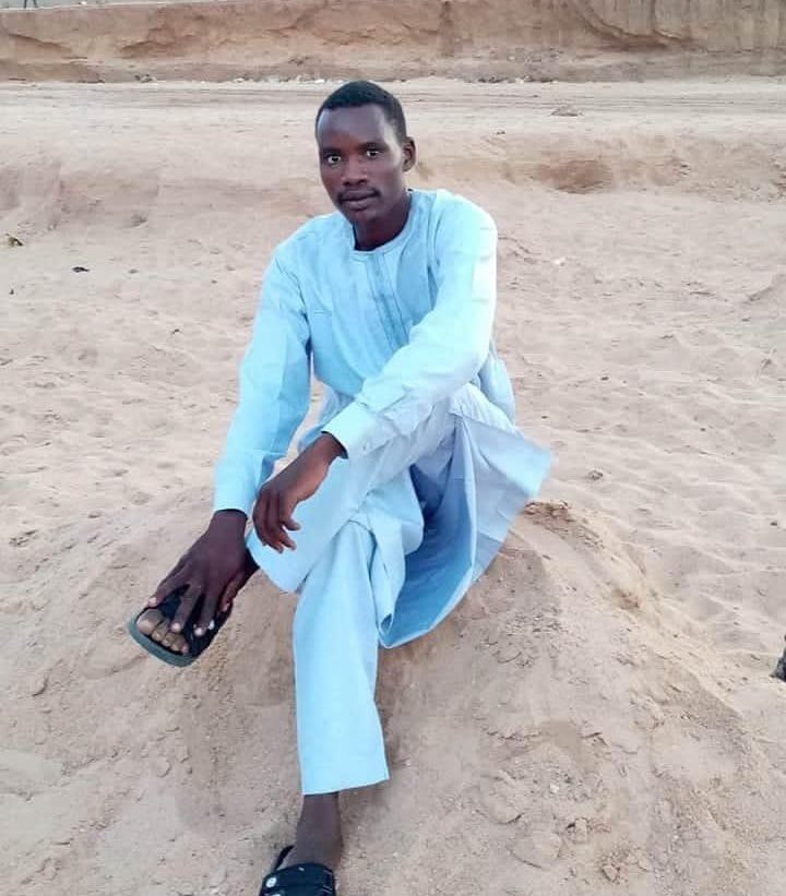 لا تتشاجر مع فتاة قصيرة ، فهي تجمع الحجارة بسرعة ...