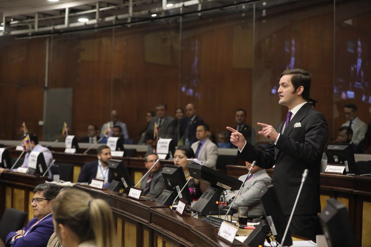 🔴 #JuicioPolítico | El As. <a href="/etorrescobo/">Esteban Torres Cobo</a> señala qué, algo más grande que la corrupción en empresas públicas, está la traición de un Gobierno ineficiente y corrupto que subió impuestos y jamás dotó de equipamiento a la <a href="/PoliciaEcuador/">Policía Ecuador</a>