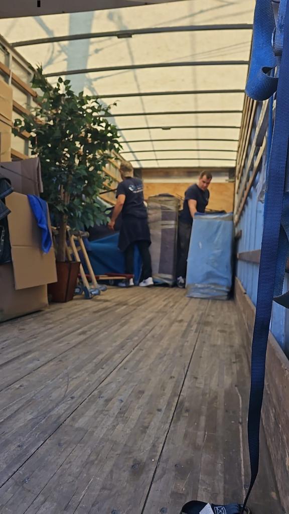 sharpvanlines's tweet image. Ever wish you could snap your fingers and your move be over? We can't promise magic, but our team at Sharp Van Lines can definitely make it feel that way! 🎩✨
🚛💨
Ready to experience the magic of a hassle-free move? Click here to get a quote ➡️ #MovingMagic #SharpVanLines