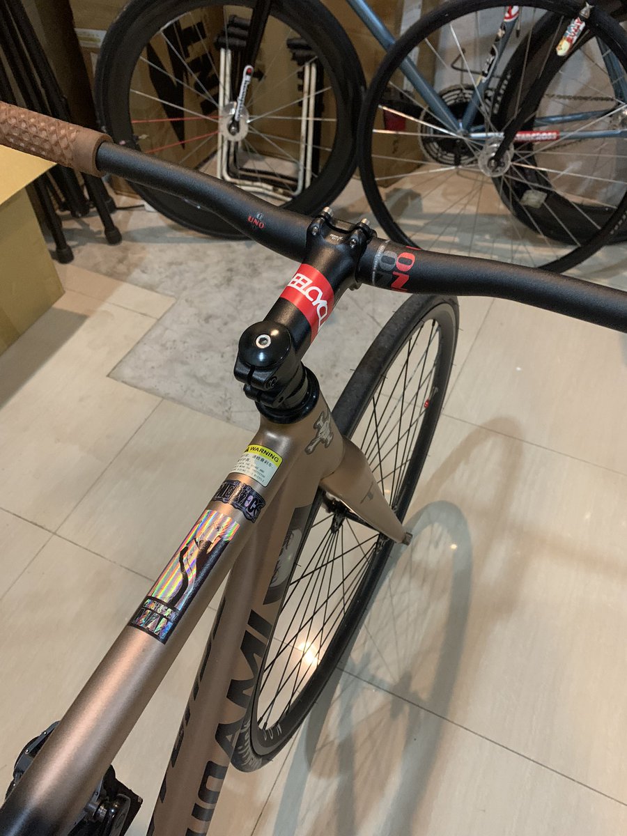 Rio_DC's tweet photo. Tsunami SNM500 2019 GoldBlack size 52
-Wheelset HPlusSon 32H + Novatech Hub
-Ban depan wtb thichslick 700x25, blkg Conti ultrasport 700x25
-Crankset OTA Force 48T 
-Strap WCYC
-Seatpost Zoom Aero + Sadel GUB
-Stem Wake, Stang Uno, grips Vans Cult
8,5jt
DM IG : riodwicahyo
#fnfjb https://t.co/o2FRcVVqRe