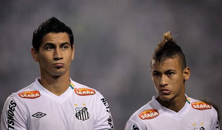 alobaixada's tweet photo. Nessa época o Arrascaeta nem tinha nascido ainda e o Paulo Henrique Ganso já era o melhor jogador das Américas.

Paulo Henrique Ganso ofuscou apenas o Neymar, Señores 🍷 https://t.co/w0xD2iAWgd
