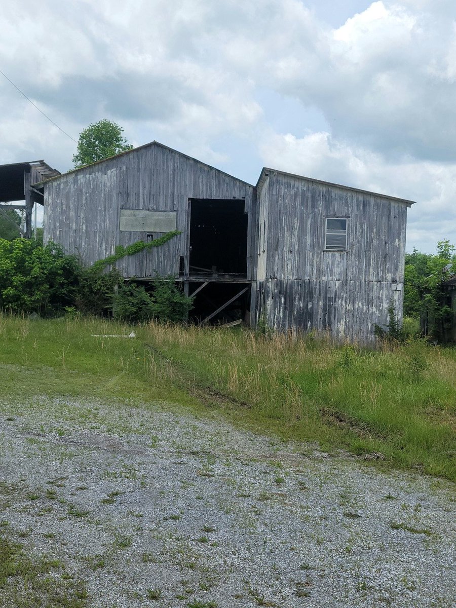 EdMyHouseTn's tweet photo. Just Listed! Commercial Property, Greenville Tn, 716 Crum Rd. Lots of potential! 2.13 Acres, several buildings, 4000 sq foot Double High Garage, 3 doors with office and Loft! 399K
Reach Out! 865-415-6012 call or text.
#HandHTeam https://t.co/aeGTNtIiL4