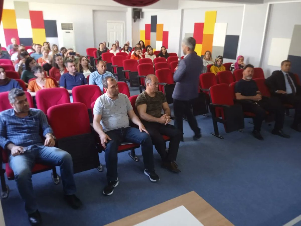 karatasmem1's tweet photo. "Huzurlu Aile, Huzurlu Toplum Semineri" 
Aile Danışmanı Adnan KALKAN, öğretmenlere ve İlçe Milli Eğitim personeline "Huzurlu Aile, Huzurlu Toplum Semineri" verdi.Huzur önce çekirdekte başlar sonra insanın çevresine yayılır. https://t.co/xUuB2p3POW