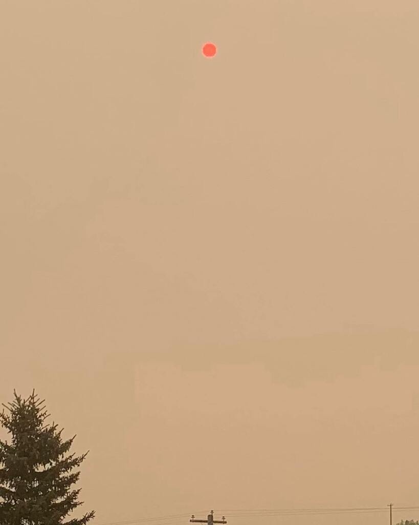 maryannsaunders's tweet photo. Alberta sun and sky is orange😮
(Captured by hubby on his way to work) https://t.co/DqSCjTNWRf https://t.co/7WmWbA9z4v