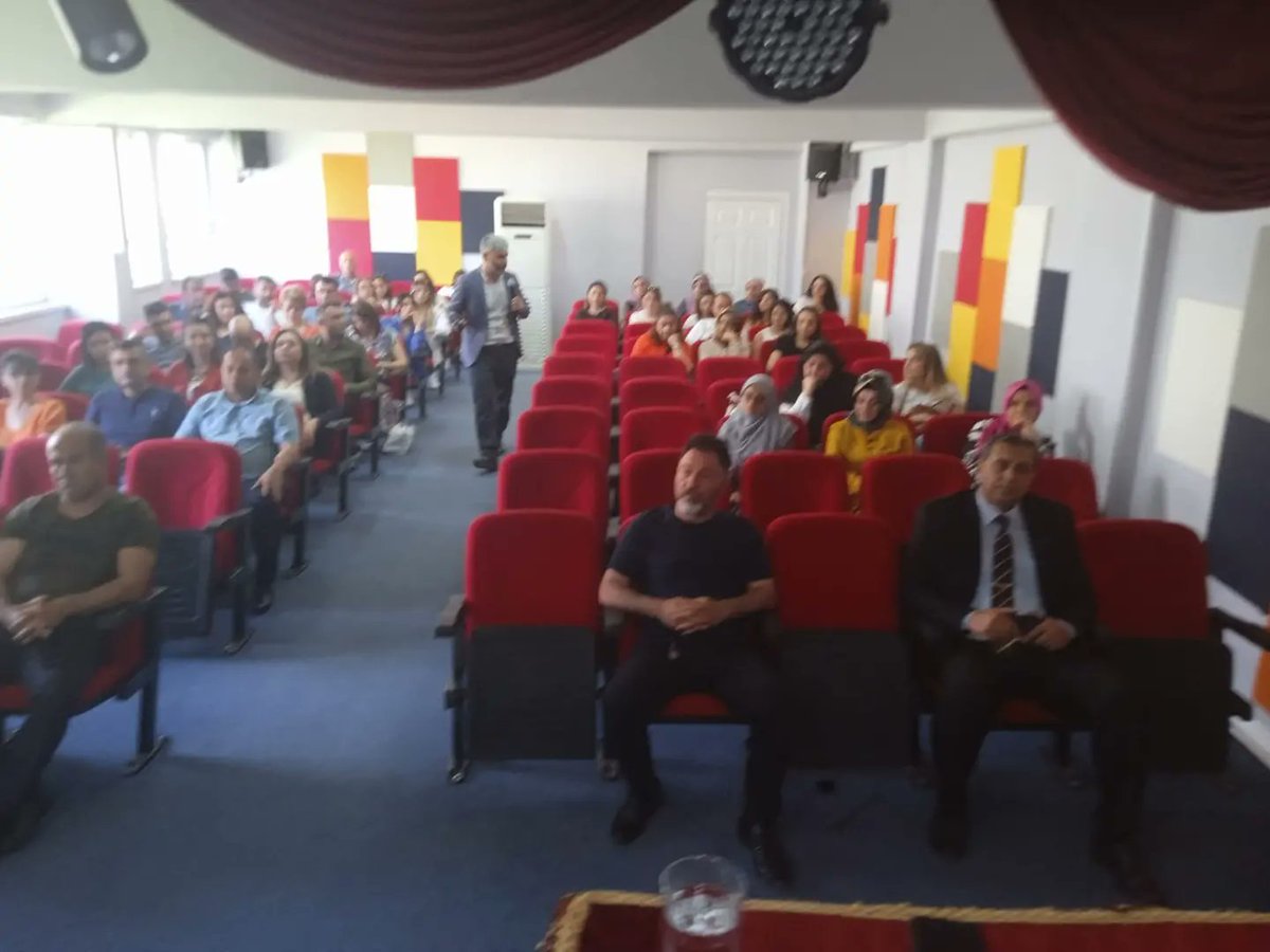 karatasmem1's tweet photo. "Huzurlu Aile, Huzurlu Toplum Semineri" 
Aile Danışmanı Adnan KALKAN, öğretmenlere ve İlçe Milli Eğitim personeline "Huzurlu Aile, Huzurlu Toplum Semineri" verdi.Huzur önce çekirdekte başlar sonra insanın çevresine yayılır. https://t.co/xUuB2p3POW