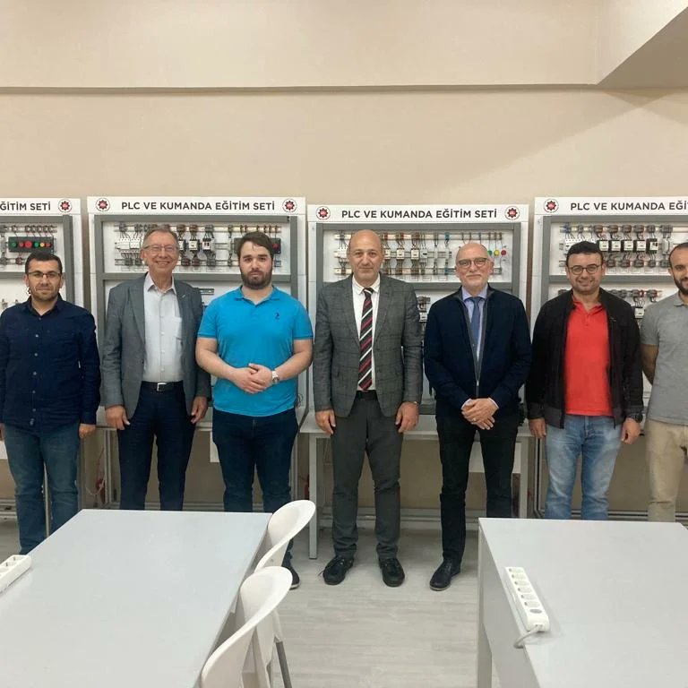 Plegt-Vos Hollanda Yazılım Bölüm Başkanı Sn. Ozan Cabur Lead Software Engineer ( Y.Yazılım Mühendisi) tarafından öğrencilerimize yönelik olarak düzenlenen  seminer için misafirimize ve ayrıca PYK üyelerimiz Sn. Fevzi TOROLSAN ve Sn. Uran TİRYAKİOĞLU 'na teşekkür ediyoruz.