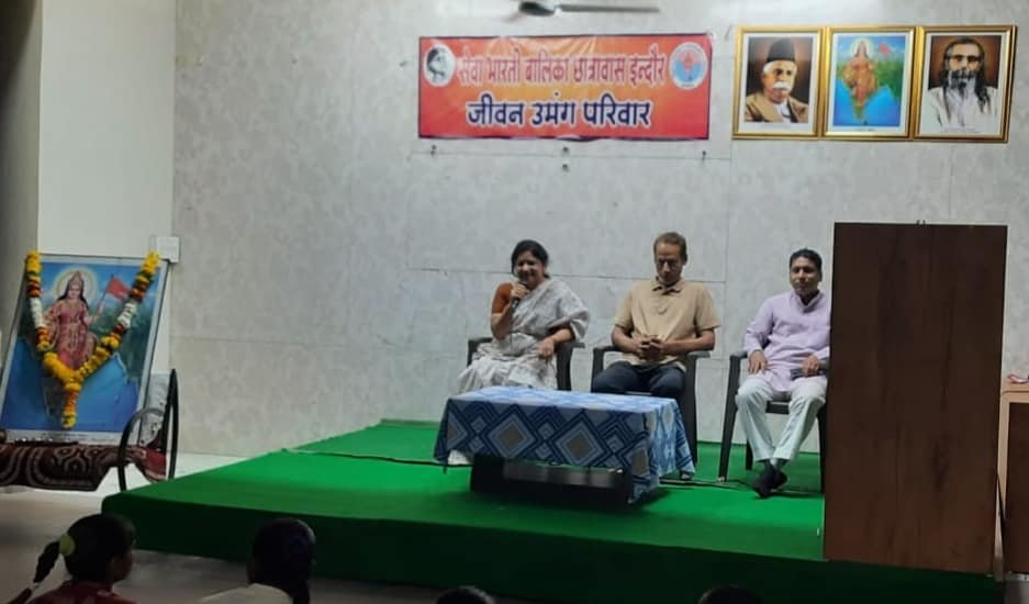 vswsindore's tweet image. A Personality development workshop was organized by @vswsindore  in which 108 girls from Jhabua district came to Indore.
Taken by Mrs Madhuri Moyde on how to improve self confidence and be aware about personal surroundings. 
#VSWSindore #LetsDoGood #VSWS