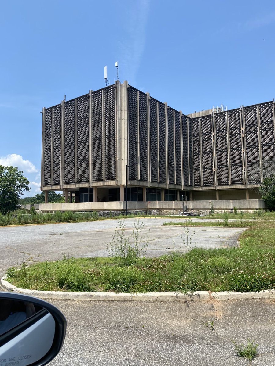 polygirl4444's tweet image. For all you #StrangerThings fans. 1.Hawkins lab, 2. Starcourt mall #hawkinslab #starcourtmall #strangerthings @isabelladollar1