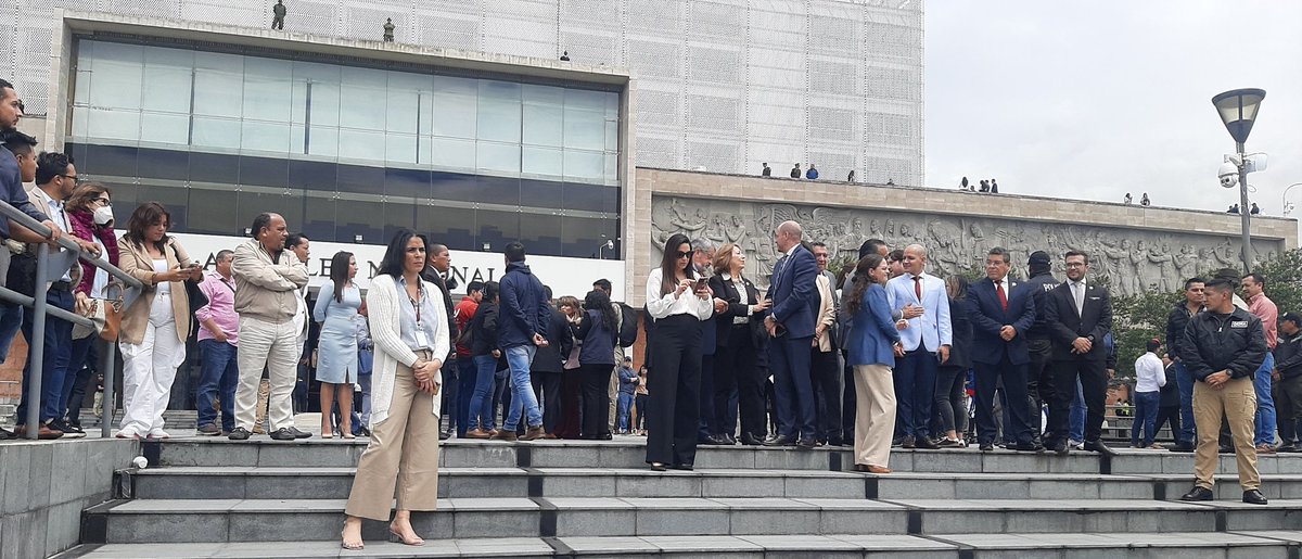 RadioIlalo's tweet photo. Este es el panorama en la Asamblea Nacional donde Guillermo Lasso comparecerá ante el pleno, donde se lleva a cabo el Juicio Político en su contra. 
#JuicioPolítico #MuerteCruzada #GuillermoLasso #JuicioPolíticoALasso https://t.co/CHImmtTHZk