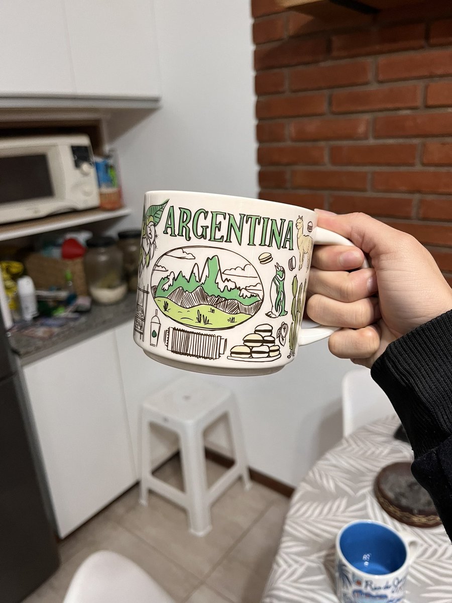 miluh182's tweet photo. @abyooooooooo Mi hermana trabajó en Starbucks así que tenemos la de Argentina en casa! Son muy grandes, lindas y útiles! También compré la de Río cuando fui de viaje 🤭 Espero que cuando vengas de visita te lleves la de Buenos Aires!! https://t.co/4u76JYoorL