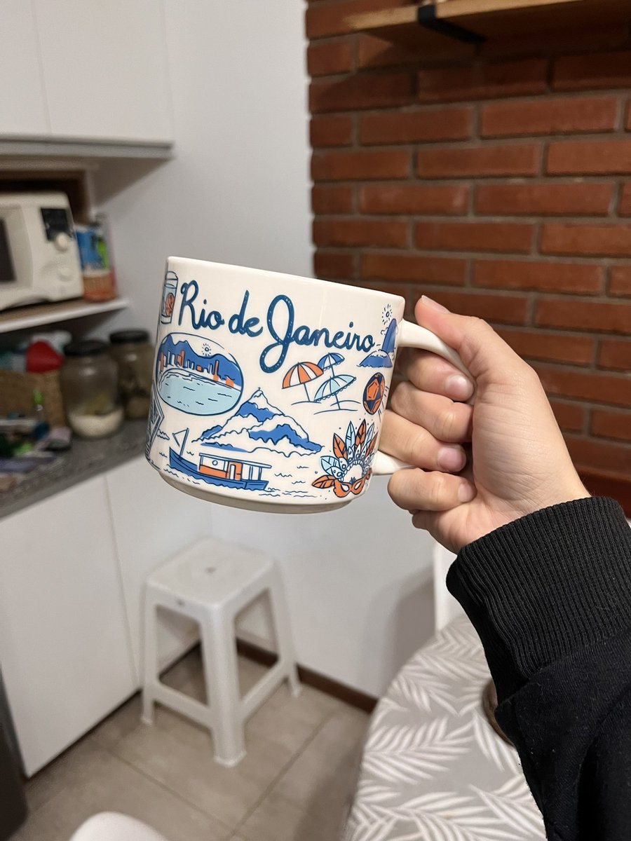 miluh182's tweet photo. @abyooooooooo Mi hermana trabajó en Starbucks así que tenemos la de Argentina en casa! Son muy grandes, lindas y útiles! También compré la de Río cuando fui de viaje 🤭 Espero que cuando vengas de visita te lleves la de Buenos Aires!! https://t.co/4u76JYoorL