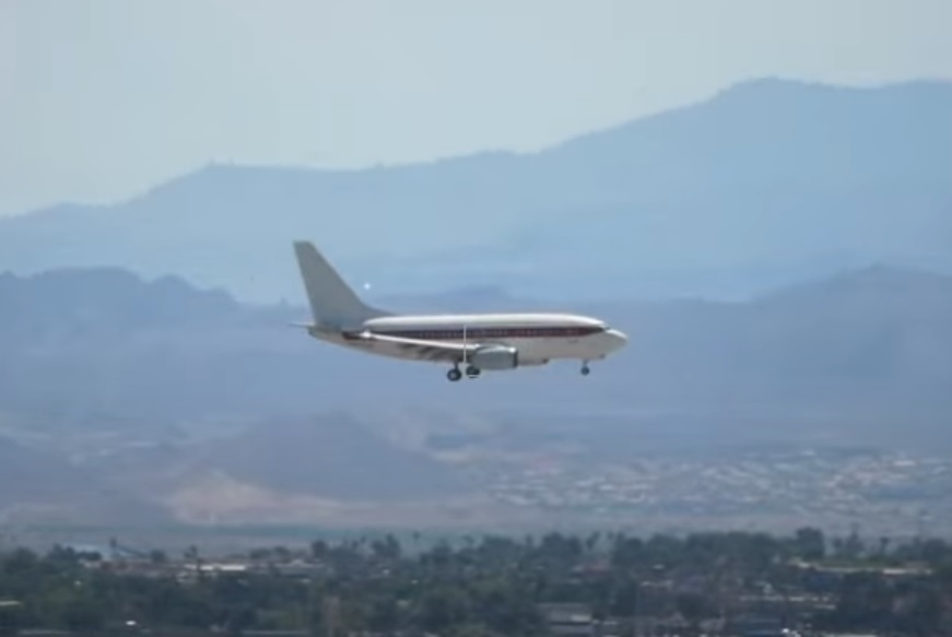 AirportWebcams's tweet photo. EG&G Boeing 737-600 N288DP just landed Runway 19L at Las Vegas as 'Janet 42'. The company flies US staff to/from Groom Lake & Tonopah test facilities. Only around a dozen 736s are still in service worldwide.
LAS livestream, ATC & flight tracking links: https://t.co/2oA8nn6Tn6 https://t.co/UdeppWYUIe