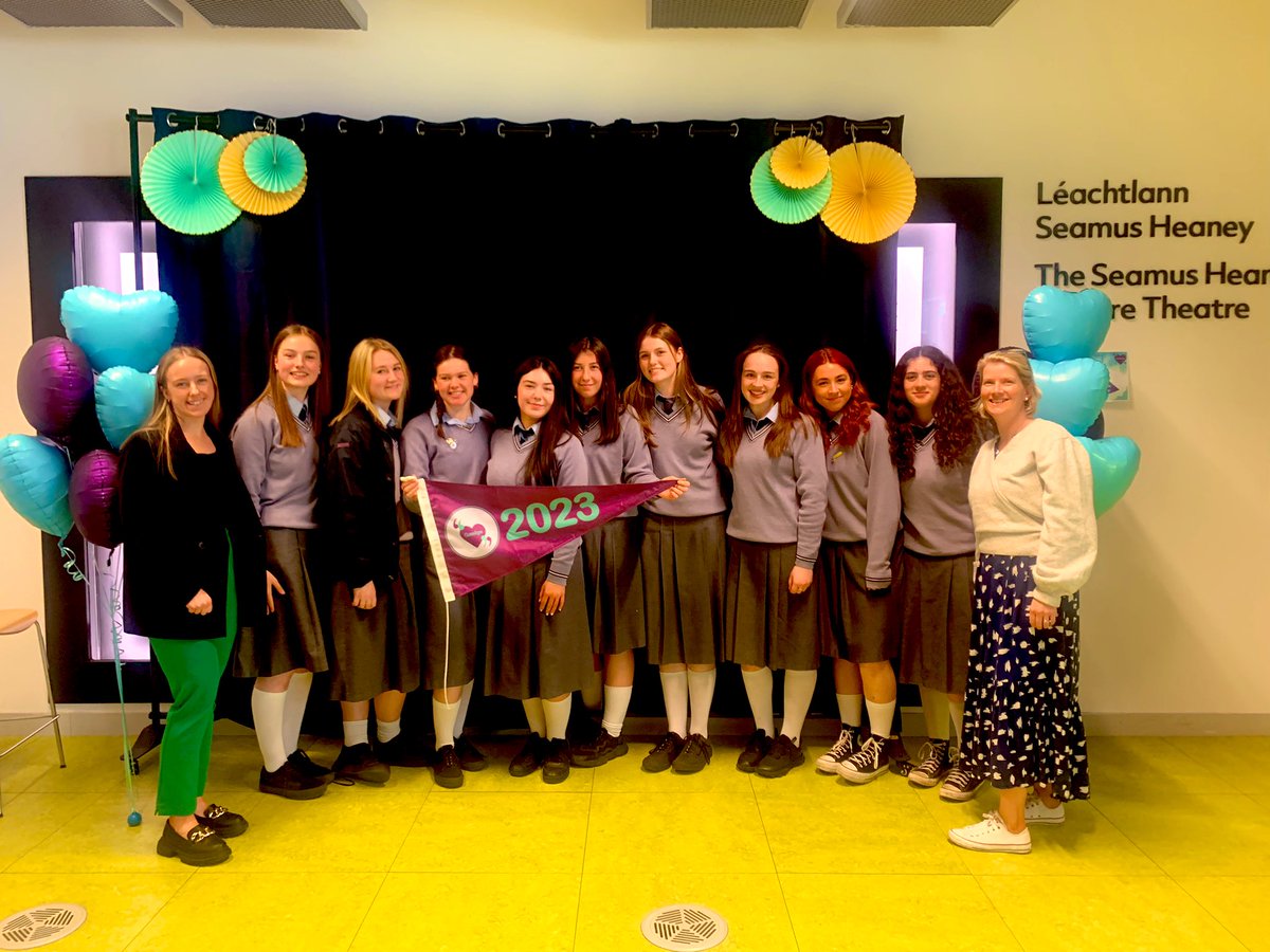 coistemhs's tweet photo. Tá áthas an domhain orainn gur bronnadh an Gaelbhratach orainn inniu don tríú bliain in ndiaidh a chéile!🥳💚 Ócáid den scoth a bhí ann le @Gaelbhratach10 @eadaoinfitz @EoinKeane101 @CnaG @GaelLinn @siomhanir Go raibh míle maith agaibh🙏☘️ @ManorHseRaheny https://t.co/g8BpE9YwaH