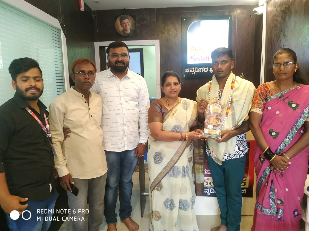 Jayashr19712599's tweet photo. ತುಮಕೂರಿನಲ್ಲಿ 'ನಮ್ಮ ಕರ್ನಾಟಕ 'ಟಿ. ವಿ.ಚಾನಲ್ ಪ್ರಾರಂಭ ಮಾಡಿರುವ ಜಗದೀಶ್ ಬಾಬು ಅವರನ್ನು ಅಭಿನಂದಿಸಿ ಶುಭ ಕೋರಿದ ಸಂದರ್ಭ. https://t.co/NSD6NCmXBc