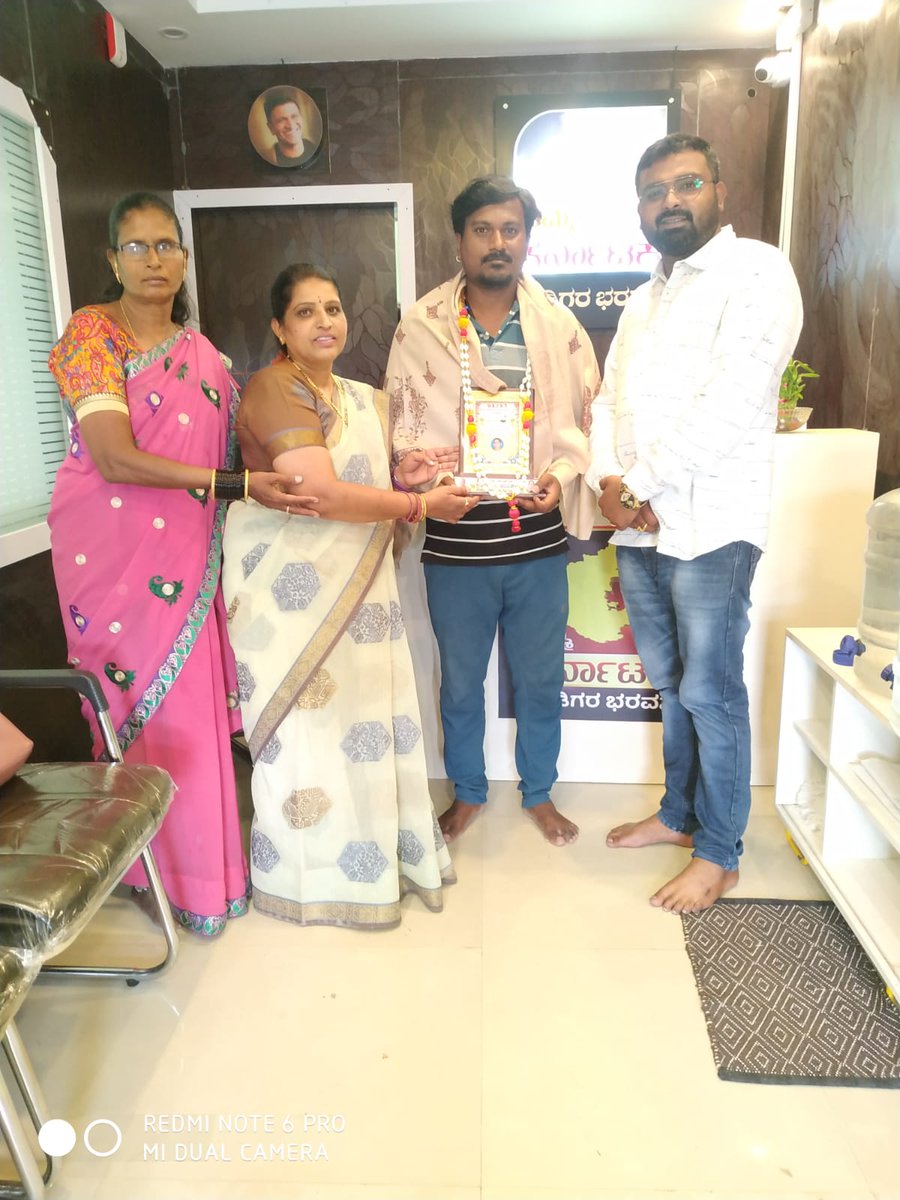 Jayashr19712599's tweet photo. ತುಮಕೂರಿನಲ್ಲಿ 'ನಮ್ಮ ಕರ್ನಾಟಕ 'ಟಿ. ವಿ.ಚಾನಲ್ ಪ್ರಾರಂಭ ಮಾಡಿರುವ ಜಗದೀಶ್ ಬಾಬು ಅವರನ್ನು ಅಭಿನಂದಿಸಿ ಶುಭ ಕೋರಿದ ಸಂದರ್ಭ. https://t.co/NSD6NCmXBc