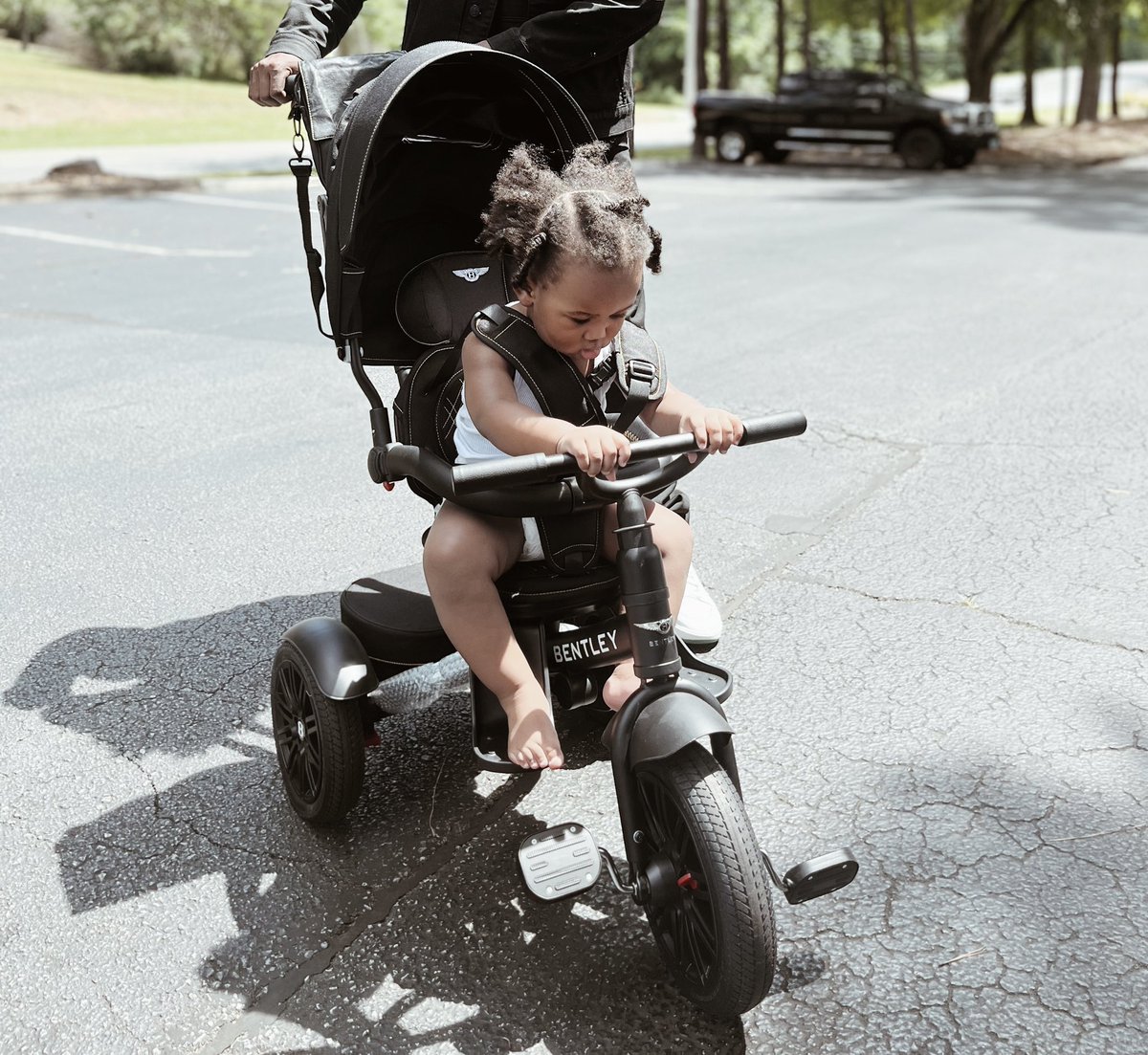 TheTshirtKid's tweet photo. Daddy Duty 🖤 Treacherous Twin 
we brought the @BentleyMotors out https://t.co/rfPFPMJ57A