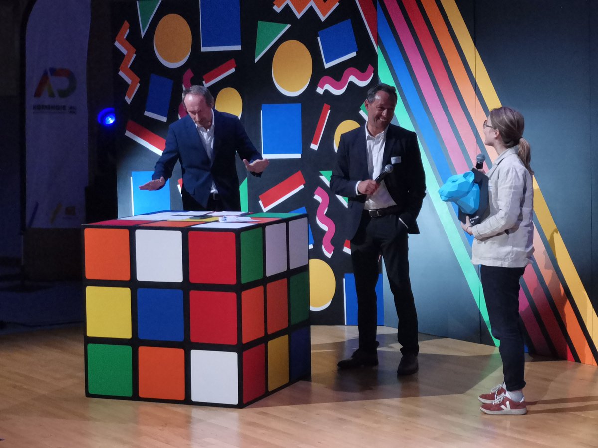 [#TrophéesEcoNormande] - 🏆 Ça change le monde !
✔<a href="/AlbanVerbecke/">Alban VERBECKE</a> de <a href="/EDF_Normandie/">EDF Normandie</a> remet le trophée Enjeux de demain à  #Mijuin
✨Une entreprise qui facilite l’accès au lin en circuit court.
Retrouvez le descriptif de l'entreprise sur :
👉 trophees-economie-normande.fr/societe/mijuin…