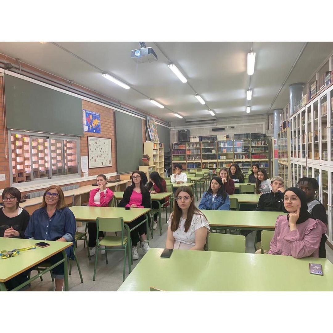 eurolocal_eu's tweet photo. Avui @joaquimmillan del Centre Europe Direct Lleida @europedirectlleida ha fet diverses xerrades a l’alumnat del @Guindavols sobre la Unió Europea i les seves institucions. També hem parlat de mobilitat i oportunitats laborals a la UE. Let’s go for Europe!!! 😄🇪🇺👍🏻 https://t.co/PJEbXTOCbr