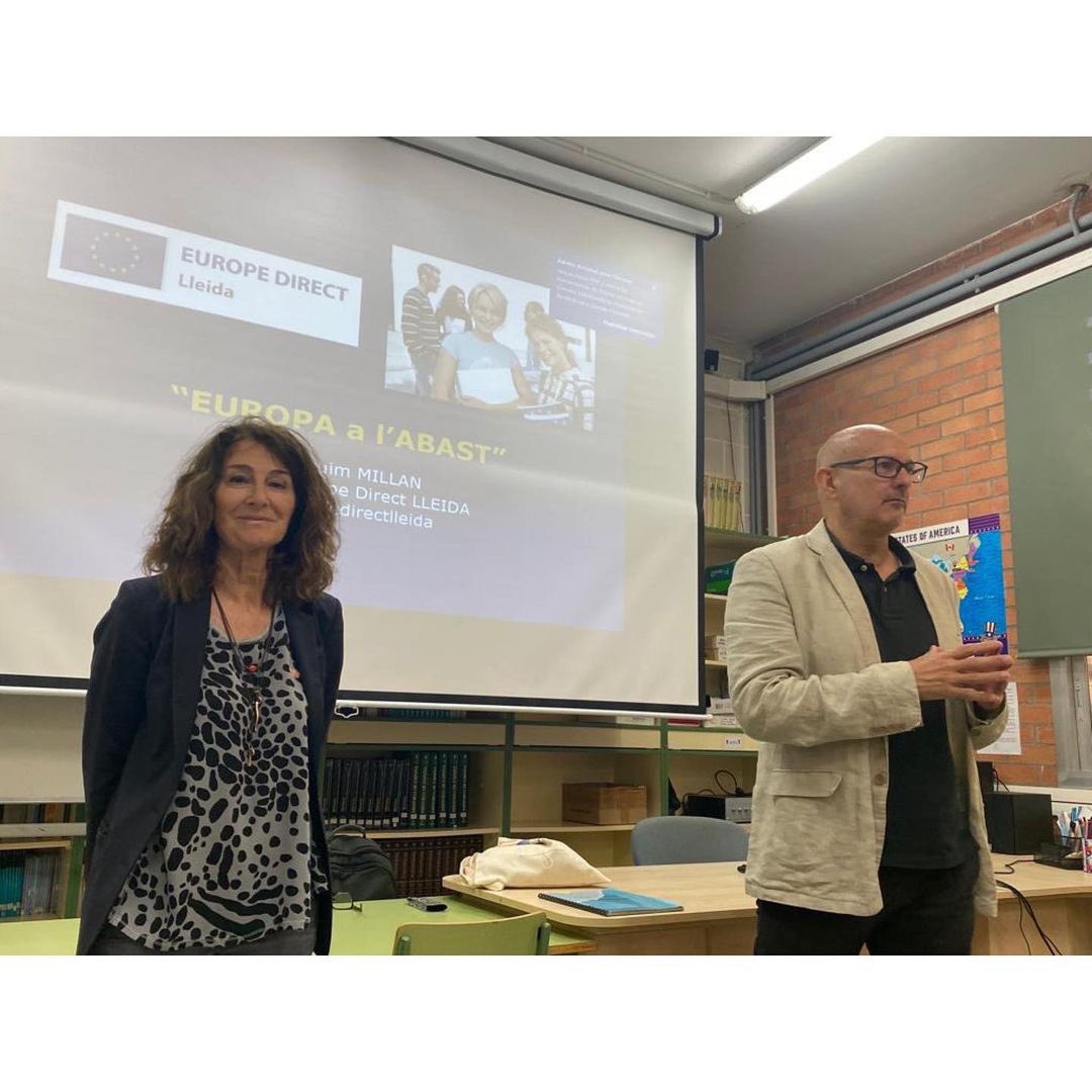 Avui <a href="/joaquimmillan/">JOAQUIM MILLAN</a> del Centre Europe Direct Lleida @europedirectlleida ha fet diverses xerrades a l’alumnat del <a href="/Guindavols/">Institut Guindavols</a> sobre la Unió Europea i les seves institucions. També hem parlat de mobilitat i oportunitats laborals a la UE. Let’s go for Europe!!! 😄🇪🇺👍🏻