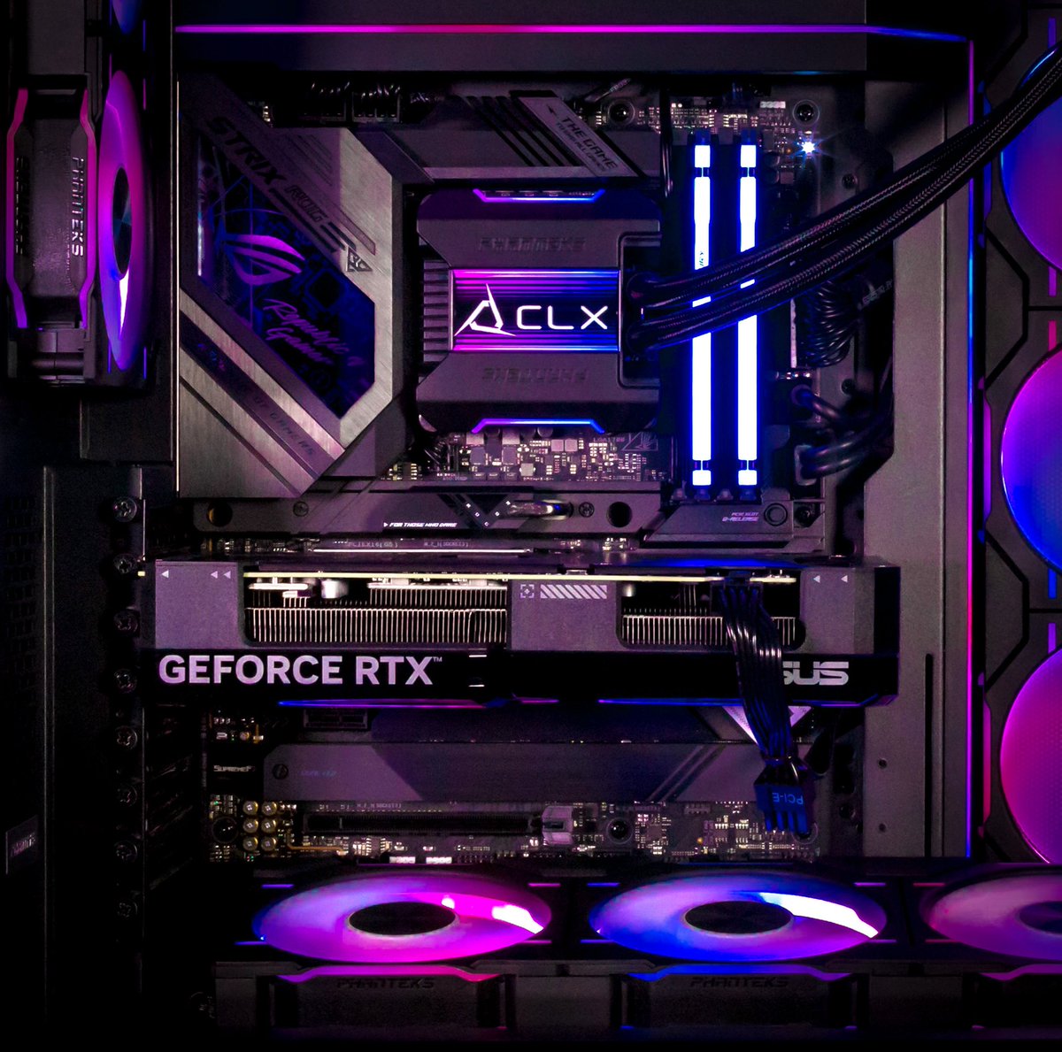 CLXGaming's tweet photo. ▪️🚨 GLOBAL PC GIVEAWAY 🚨▪️

Just a small reminder, we partnered with @ASUS_ROG @LogitechG @kingstontech and @PhanteksUSA to give you a chance to win a custom Ra PC and @LogitechG bundle! 

⚫️ LIKE 
🟣 RETWEET 
⚪️ TAG A FRIEND 

Enter here:
https://t.co/Tqwz40DdGX

#CLXGaming #evokethegods #CLXRa
