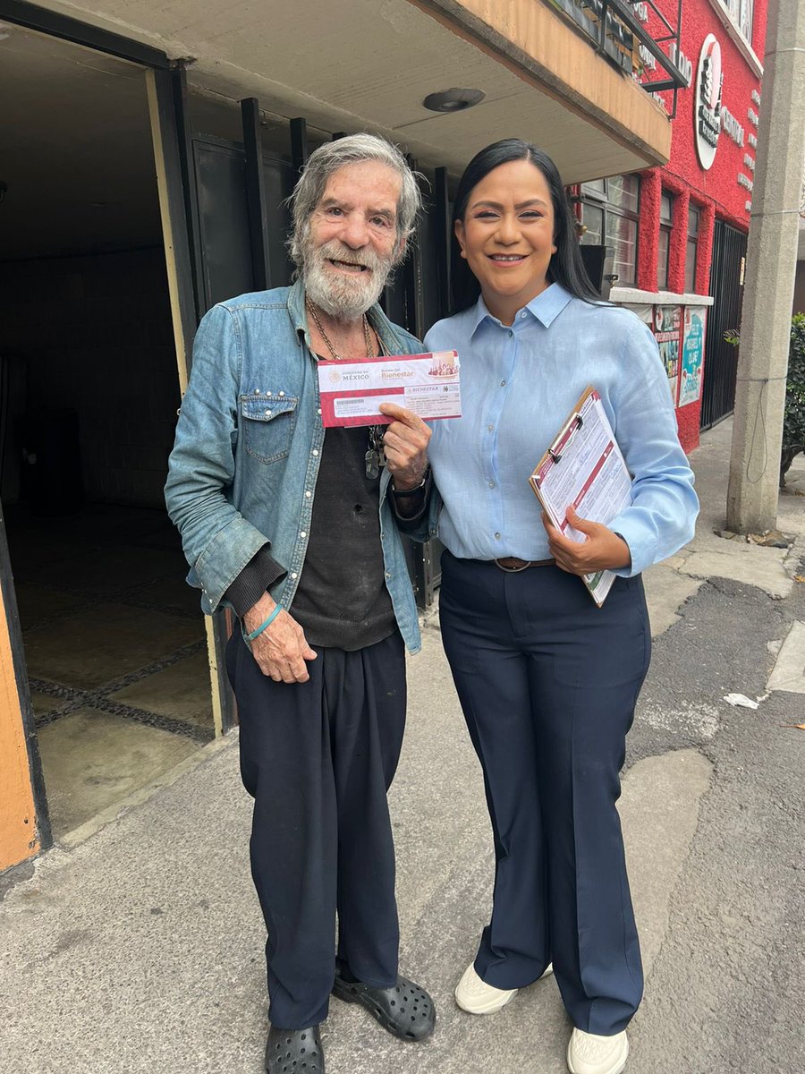 A_MontielR's tweet photo. Porque no hay nada más satisfactorio que servir al pueblo, hoy anduve recorriendo nuestra querida #CDMX, en la alcaldía #BenitoJuárez realizando visitas domiciliarias a adultos mayores que tienen dificultades para ir al módulo de bienestar a realizar el cambio a la #TarjetaBienestar. 

En estas visitas conocí a Don Eduardo, quién es un gran ser humano y muy alegre; ahora recibirá su #PensiónAdultoMayor en su tarjeta del @bbienestarmx

#AmorConAmorSePaga
#PrimeroLosPobres