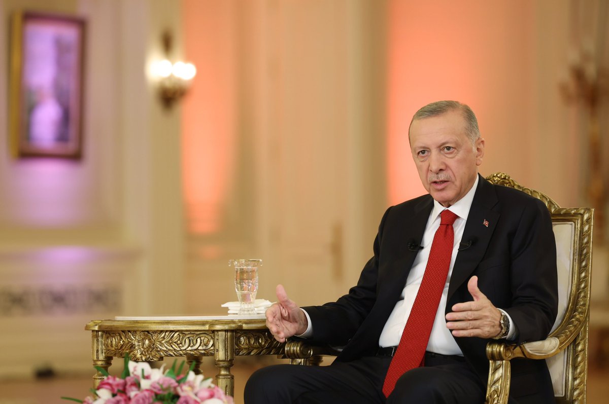 DailySabah's tweet photo. LIVE — President Erdoğan: I'm not planning to hold rallies ahead of runoff vote but I am planning gatherings with quake survivors in Türkiye's disaster-hit region to boost morale after negative election-related comments #TurkishElections #TürkiyeElections
https://t.co/Iomg0Tunnk https://t.co/UZivAglufd