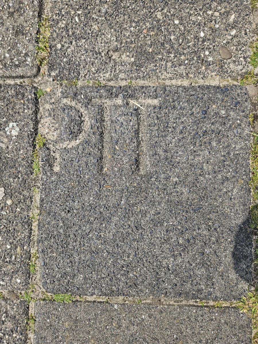 Als je een tegel tegenkomt... Putje graven, Tentje zetten, Tukkie doen...