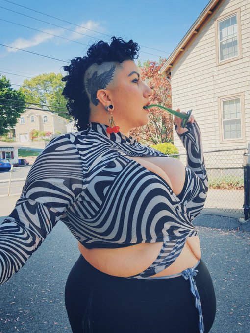 A clothed post💁&zwj;♀️ #gothgirls #gothgf #bbw https://t.co/WMCKptDWju<a href="/tag/gothgirls"class="tags">#gothgirls</a><a href="/tag/gothgf"class="tags">#gothgf</a><a href="/tag/bbw"class="tags">#bbw</a>