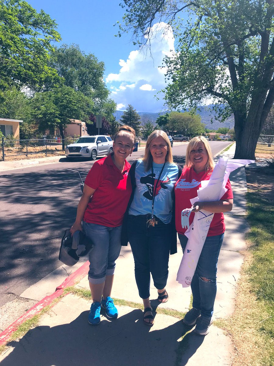 Sombra students sending off our Sandia Graduates! We are proud of all your hard work and wish you well in this next season of life! #togetherwearebetter @APSLZ4 @chris_zone4 @MrsGonzales_SHS @SandiaSenate