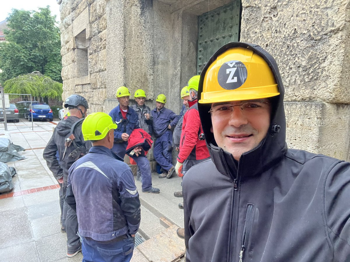 Građevinska. Iza mene su skelari. Svaki dan postavljaju skele, od katedrale pa nadalje…obnova se događa i zbog ovih dobrih i vrijednih ljudi.