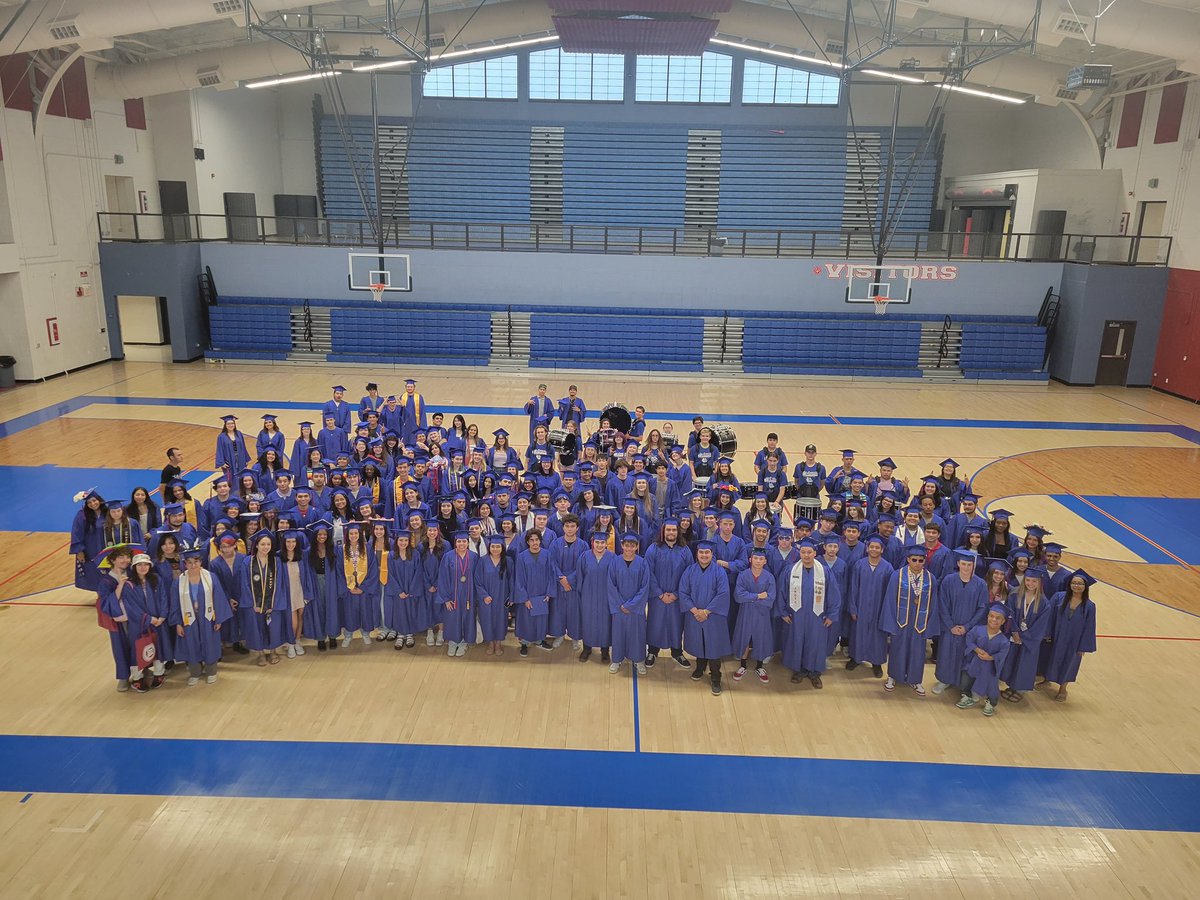 Class of 2023 Senior walk was a success 🎉🎉 Congratulations seniors!! 🎉🎓