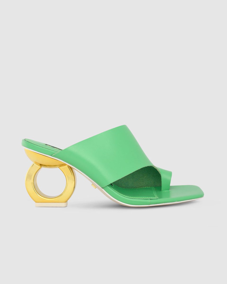 Your ride or die, SIGRID 💓 A single chain mid heel to take you from A to B.⁠ Shop them here: bit.ly/KMSIGRID
⁠
#KatMaconie #StepInYourOwnDirection