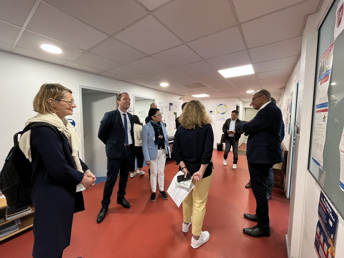 karinedesroses's tweet photo. visite de @thibaultguilluy Commissaire à l’emploi et à l’engagement des entreprises à Bordeaux.
visite de #AFEPT, #HSP visite au CFA de la CMA NA 33, pour une action de formation HSP 1 niveau de qualification: réparateur de cycles et motocycles.
@al_rousset
#francetravail. https://t.co/iADS5S7bh4