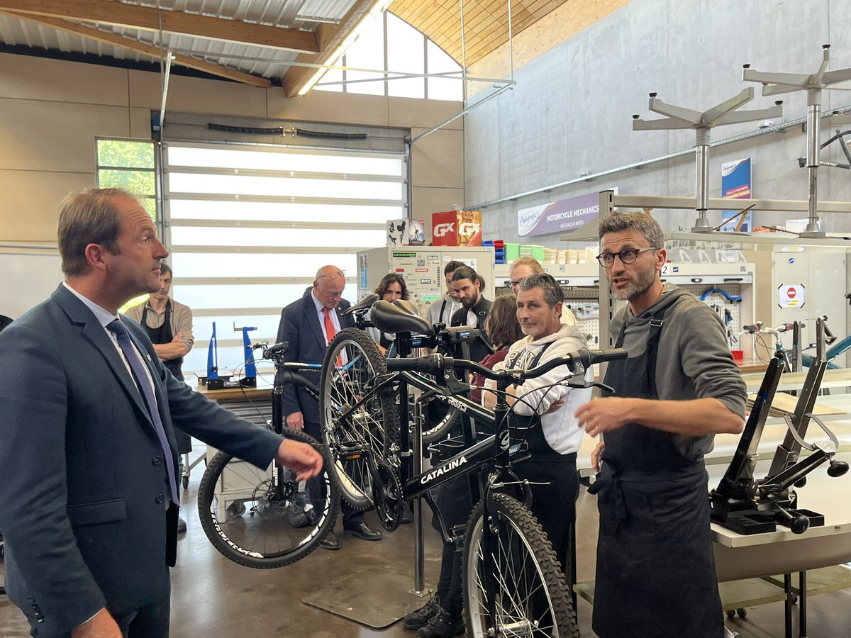 karinedesroses's tweet photo. visite de @thibaultguilluy Commissaire à l’emploi et à l’engagement des entreprises à Bordeaux.
visite de #AFEPT, #HSP visite au CFA de la CMA NA 33, pour une action de formation HSP 1 niveau de qualification: réparateur de cycles et motocycles.
@al_rousset
#francetravail. https://t.co/iADS5S7bh4