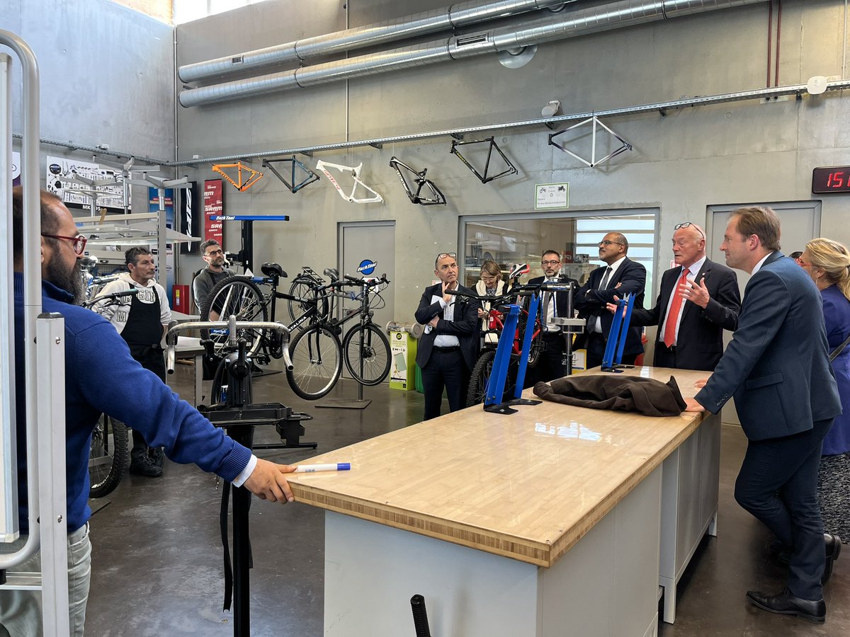karinedesroses's tweet photo. visite de @thibaultguilluy Commissaire à l’emploi et à l’engagement des entreprises à Bordeaux.
visite de #AFEPT, #HSP visite au CFA de la CMA NA 33, pour une action de formation HSP 1 niveau de qualification: réparateur de cycles et motocycles.
@al_rousset
#francetravail. https://t.co/iADS5S7bh4