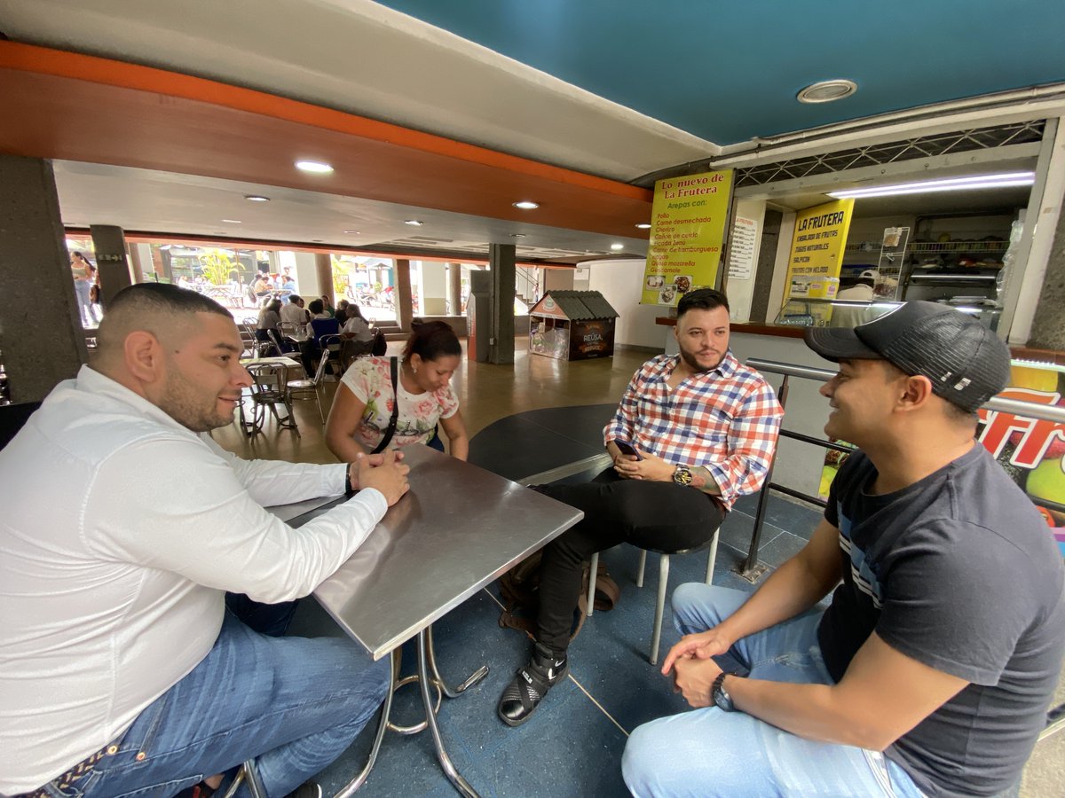 soypayares's tweet photo. (2/2) Proyectamos esfuerzos a realizar con los vendedores informales.

Seguimos trabajando por y para #Medellin
#SoyPayares #PayarEsTransformacion https://t.co/PIdFpGBph4