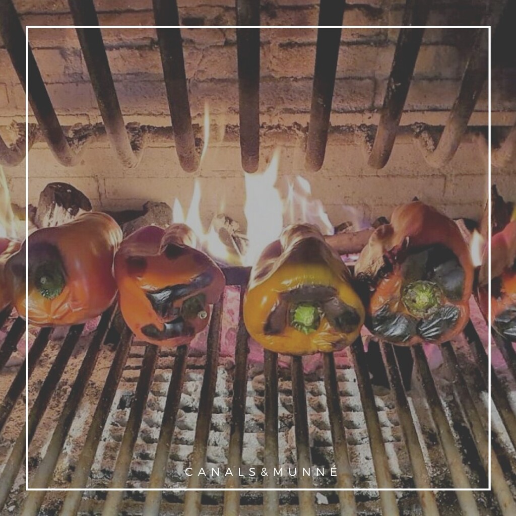 Descobreix l'autèntic sabor de l'escalivada al nostre restaurant, gaudeix de la millor gastronomia acompanyada d'aquest plat tradicionalment mediterrani. 🔥
A Canals &amp; Munné preparem la millor escalivada gràcies al nostre foc de llenya que li dona un … instagr.am/p/CsT8raxRt0o/