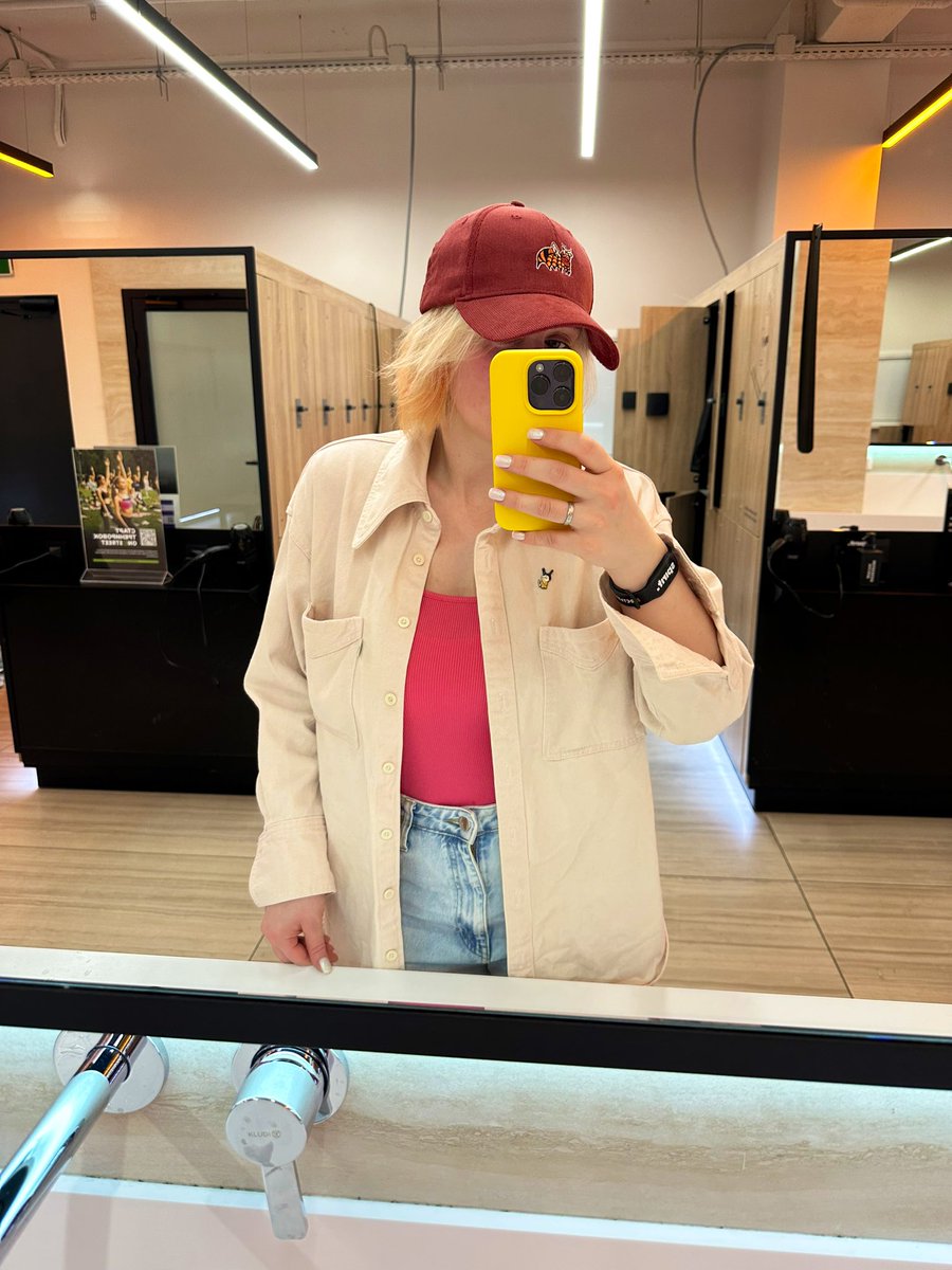 KateBazleva's tweet photo. Дома отключили горячую воду, пришлось наконец воспользоваться абонементом в спортзал https://t.co/GTYuuX27Gz