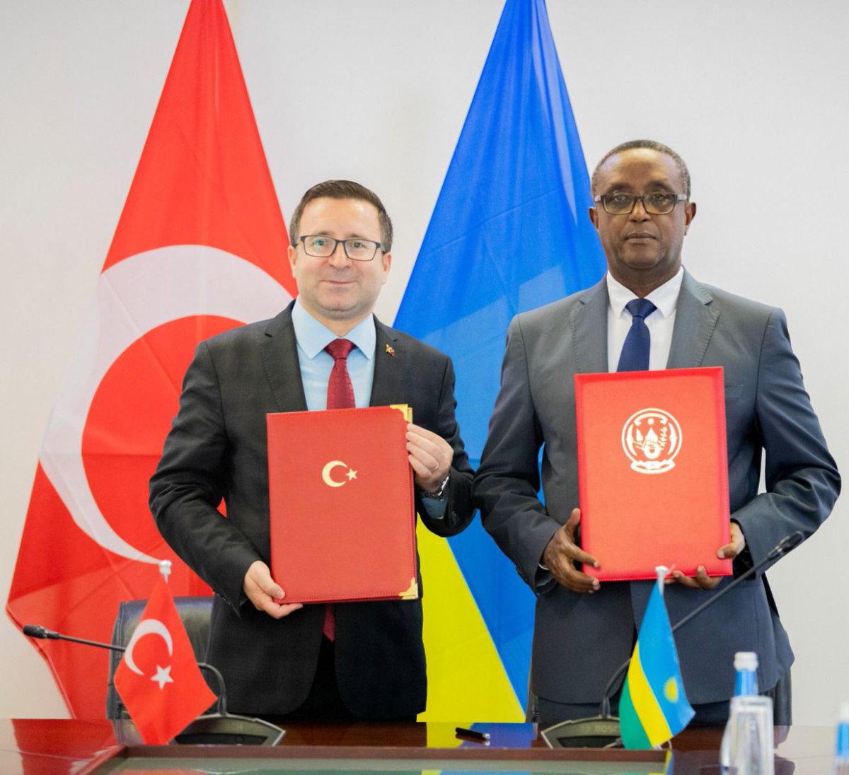 TMaarifVakfi's tweet photo. Vakfımız ile Ruanda Cumhuriyeti arasında Ev Sahibi Ülke Anlaşması imzalandı. 🇹🇷🇷🇼

Anlaşmayı Yönetim Kurulu Üyemiz Prof. Dr. @_MehmetOzkan ve Ruanda Dışişleri ve Uluslararası İşbirliği Bakanı @Vbiruta imzaladı. Törene Kigali Büyükelçimiz @alpertvt de katıldı. https://t.co/FB0UBINOBE