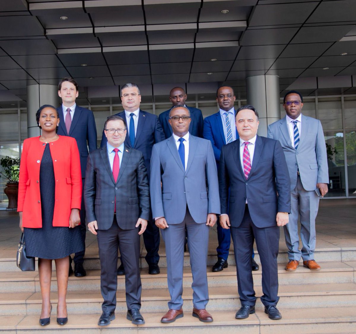 TMaarifVakfi's tweet photo. Vakfımız ile Ruanda Cumhuriyeti arasında Ev Sahibi Ülke Anlaşması imzalandı. 🇹🇷🇷🇼

Anlaşmayı Yönetim Kurulu Üyemiz Prof. Dr. @_MehmetOzkan ve Ruanda Dışişleri ve Uluslararası İşbirliği Bakanı @Vbiruta imzaladı. Törene Kigali Büyükelçimiz @alpertvt de katıldı. https://t.co/FB0UBINOBE