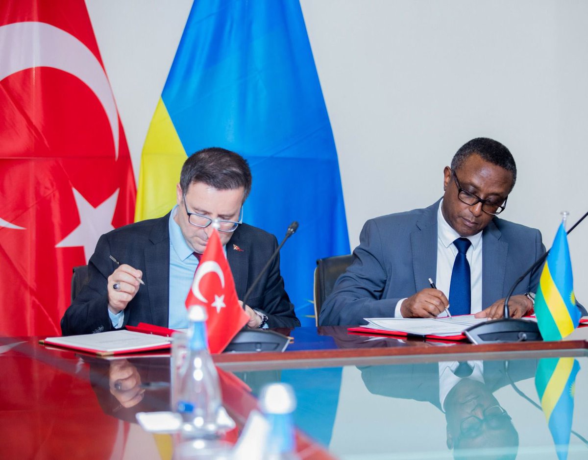 TMaarifVakfi's tweet photo. Vakfımız ile Ruanda Cumhuriyeti arasında Ev Sahibi Ülke Anlaşması imzalandı. 🇹🇷🇷🇼

Anlaşmayı Yönetim Kurulu Üyemiz Prof. Dr. @_MehmetOzkan ve Ruanda Dışişleri ve Uluslararası İşbirliği Bakanı @Vbiruta imzaladı. Törene Kigali Büyükelçimiz @alpertvt de katıldı. https://t.co/FB0UBINOBE