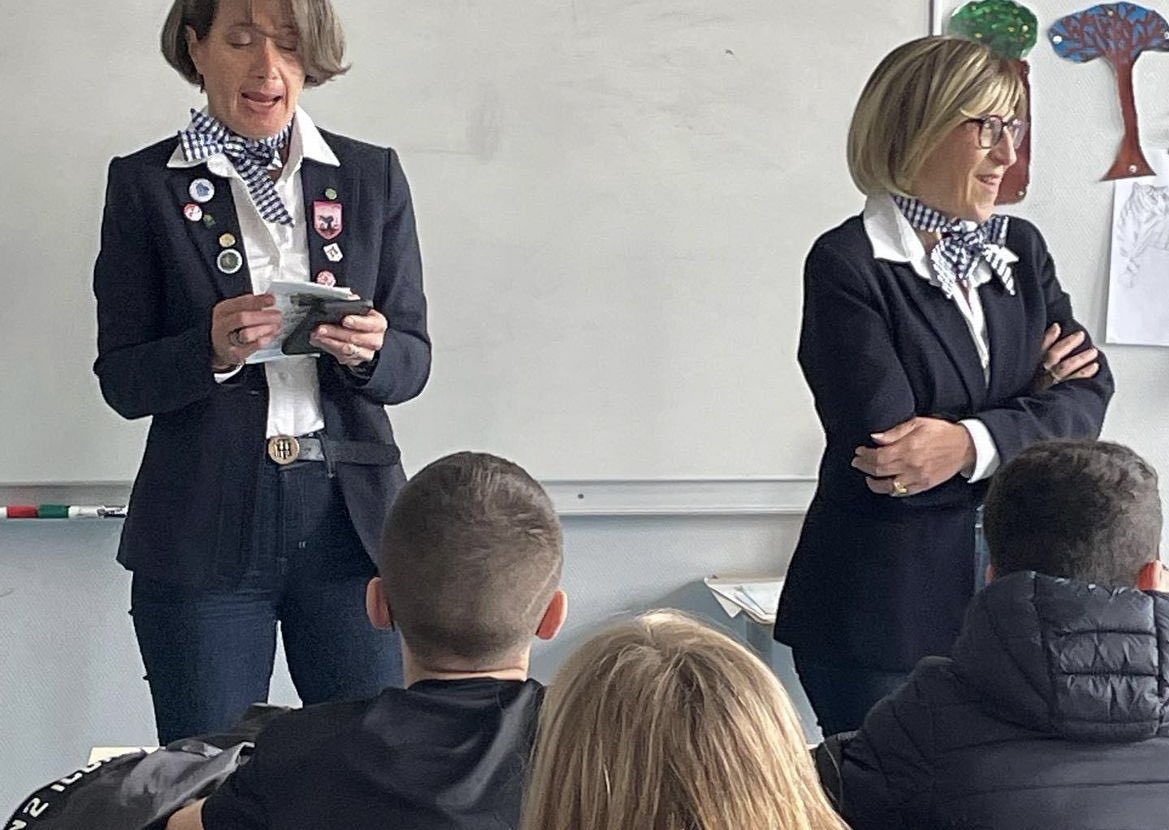 FerryVichy's tweet image. ✅ Action #CESCE 
Installation d’un distributeur de protections hygiéniques gratuites dans les toilettes des filles par l’association Agora 67 #Vichy, merci ! 
🙏🏻 à M. SEM d’avoir permis ce partenariat ainsi qu’au travail des 4ème1! #EgaliteFH @acclermont @DSDEN_03 @VilleDeVichy